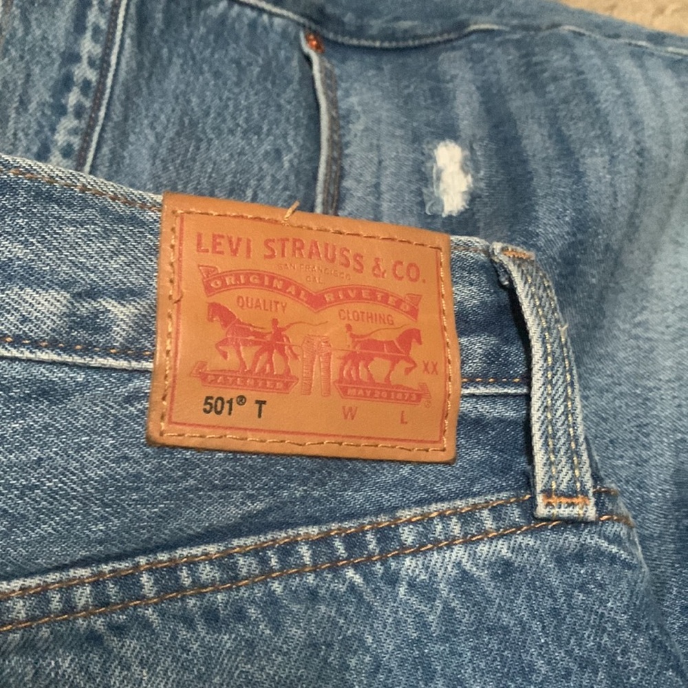 Levi's Blue Cropped Jeans with Red Floral Embroidery - Picture 4 of 4